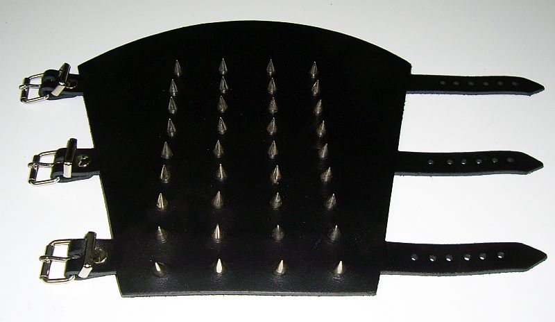 Armstulpe-mit-Spitznieten