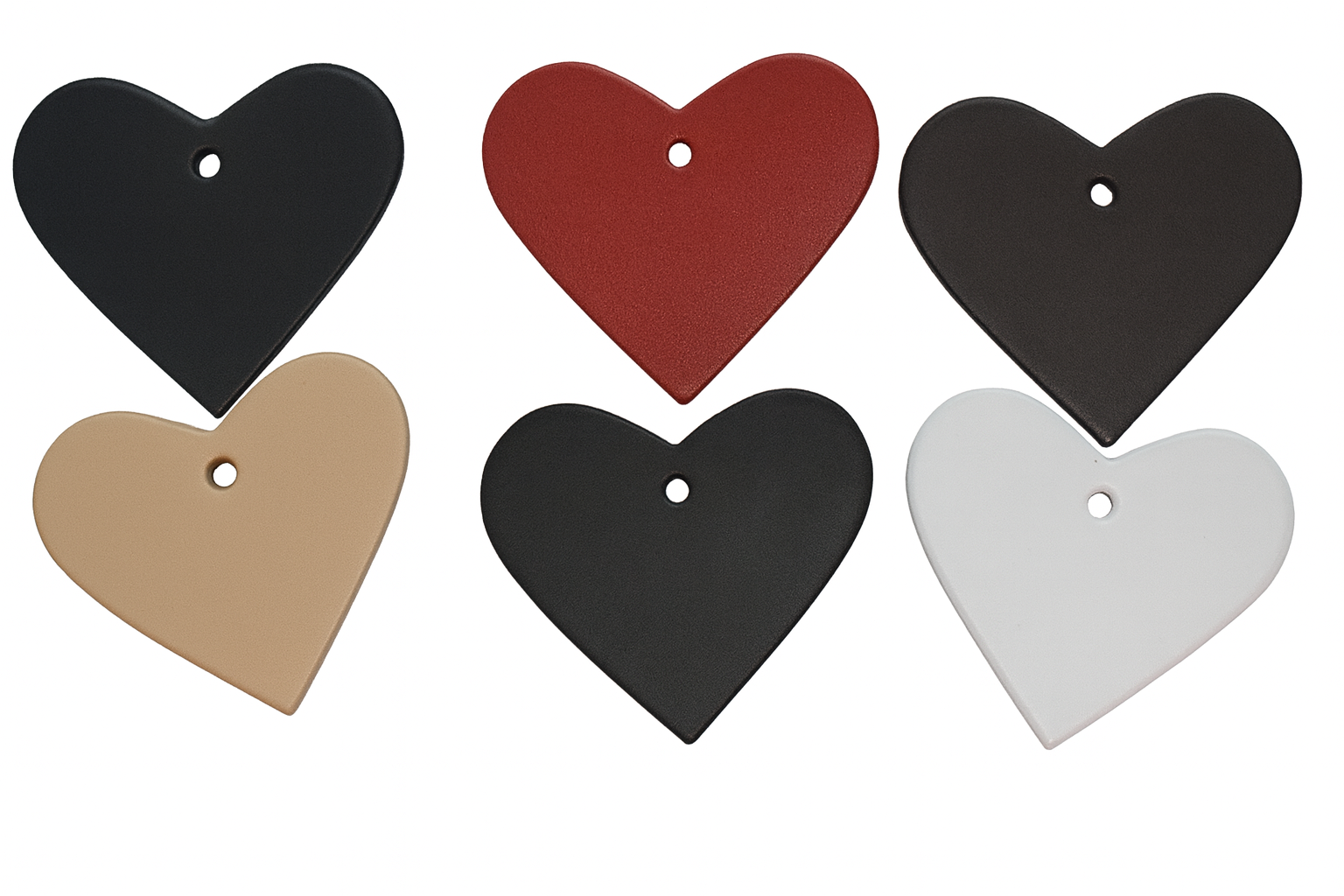 Sechs große Leder-Herzen von LWPH in Natur, Schwarz, Weiß, Rot, Dunkelblau und Dunkelbraun.