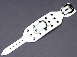 Nietenarmband-weiss