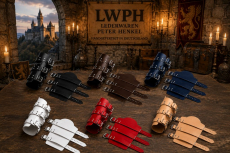 Hochwertige Leder-Armschienen von LWPH in stimmungsvoller Schlosskulisse. Ideal für LARP, Mittelalter, Wikinger, Reenactment, Gothic und Cosplay.
