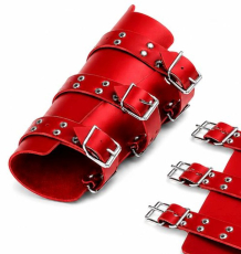 Rote Leder-Armschiene mit anatomischem Schnitt und 3 Lederriemen. Robuste Handarbeit von LWPH