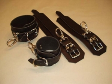 1 Paar Handfesseln Fesselvariationen in verschiedenen Ausführungen Echt Leder 26,5 x 6,5 cm mit Wirbelkarabiner