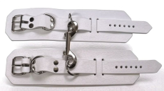 weiße Premium Echtleder-Fußfesseln mit D-Ring & Doppelkarabiner von LWPH aus Deutschland
