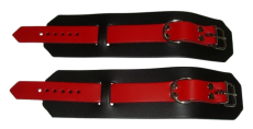 schwarz-rote Premium Echtleder-Fußfesseln mit D-Ring & Doppelkarabiner von LWPH aus Deutschland