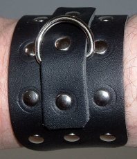 1 Paar die neuen praktischen Handfesseln mit Rollschnallen, D-Ring und Ziernieten in verschiedenen Farbvariationen