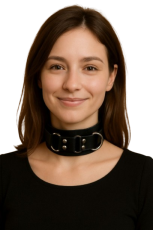 Halsband am Hals einer jungen Frau