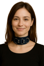 Halsband am Hals einer jungen Frau