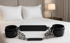 Besteht aus einem Leder-Nackenband Fußfesseln aus Leder mit Karabinern und Stahlketten