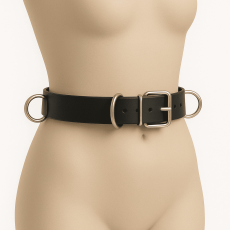 BDSM Taillengurt Lederriemen mit 6 D-Ringen, Klemmschutz 4,0 cmx 80,0 cm schwarz am Modell Stabile Rollschnalle mit Stahlschlaufe und integriertem D-Ring