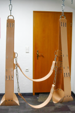 Aus hochwertiges Natur-Leder welches durch vegetabile Gerbung aus der Rohhaut hergestellt wurde