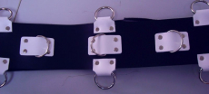 Die Schwarz-weißen 130,0 cm extra breiten 10,0 cm mit 5 D-Ringen 6-O-Ringen BDSM-Taillengurte die echten Lederriemen