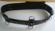 Die Schwarz-weißen 130,0 cm extra breiten 10,0 cm mit 5 D-Ringen 6-O-Ringen BDSM-Taillengurte die echten Lederriemen