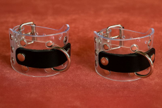 Transparente Handfesseln mit D-Ring, Ziernieten & schwarzen Leder-Accessoire – Modell "Durchsicht" und Schnallenverschluss