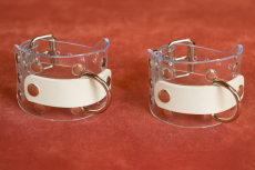 Transparente Handfesseln mit D-Ring, Ziernieten & weissen Leder-Accessoire Modell "Durchsicht" von LWPH