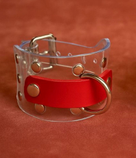 Transparente Handfesseln mit D-Ring, Ziernieten & roten Leder-Accessoire Modell "Durchsicht" von LWPH