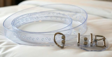 Glasklarer transparenter BDSM Taillengürtel mit D-Ring, Rollschnalle und Klemmschutz aus PVC.