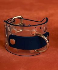 Transparente Handfesseln mit D-Ring, Ziernieten & dunkelblauen Leder-Accessoire Modell "Durchsicht" von LWPH
