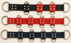 die dunkelblaue Echt Leder Fesselleiste mit 10 Ringen ist 50,0 cm lang flexibel und haltbar