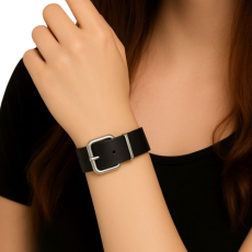 Armband ist mit einer silberfarbenen Metallschnalle (Rollschnalle) und passender Schlaufe ausgestattet