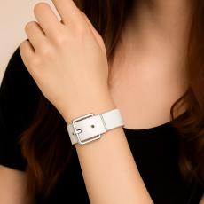 Das eisse Armband ist mit einer silberfarbenen Metallschnalle (Rollschnalle) und passender Schlaufe ausgestattet