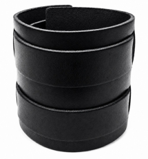 Geschlossenes schwarzes Lederarmband mit etwa 5 cm breitem Grundkörper und zwei parallel um das Armband verlaufenden schwarzen Lederriemen.