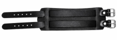 Geöffnetes Lederarmband Schwarz–Schwarz von LWPH mit zwei Lochriemen, zwei silberfarbenen Rollschnallen und breitem Grundkörper aus Echtleder.