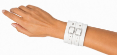 Extra breites Echtleder-Armband weiss-weiss am Handgelenk einer Frau – mit zwei parallel verlaufenden Lederriemen und silberfarbenen Rollschnallen.