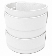 Geschlossenes weißes Lederarmband mit etwa 5 cm breitem Grundkörper und zwei parallel um das Armband verlaufenden schwarzen Lederriemen.