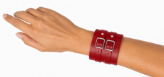Extra breites Echtleder-Armband rot-rot am Handgelenk einer Frau – mit zwei parallel verlaufenden Lederriemen und silberfarbenen Rollschnallen.