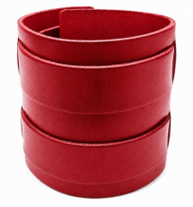 Geschlossenes rotes Lederarmband mit etwa 5 cm breitem Grundkörper und zwei parallel um das Armband verlaufenden schwarzen Lederriemen.
