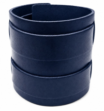 Geschlossenes weißes Lederarmband mit etwa 5 cm breitem Grundkörper und zwei parallel um das Armband verlaufenden schwarzen Lederriemen.