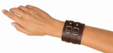 Extra breites Echtleder-Armband dunkelbraun-dunkelbraun am Handgelenk einer Frau – mit zwei parallel verlaufenden Lederriemen und silberfarbenen Rollschnallen.