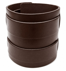 Geschlossenes dunkelbraunes Lederarmband mit etwa 5 cm breitem Grundkörper und zwei parallel um das Armband verlaufenden schwarzen Lederriemen.