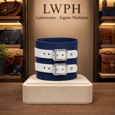 Echtleder-Armband dunkelblau mit 2 weißen Lederriemen präsentiert im Facvhgeschäft von LWPH