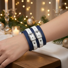 Echtleder-Armband dunkelblau-weiß mit 2 roten Lederriemen am Arm präsentiert