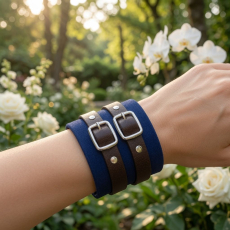 Echtleder-Armband dunkelblau mit 2 dunkelbraunen Lederriemen am Arm präsentiert