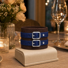 Echtleder-Armband dunkelbraun mit 2 dunkelblauen Lederriemen präsentiert im Festlicher Umgebung