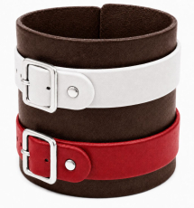Dunkelbraunes Echtleder-Armband von LWPH mit zwei Lederriemen weiß und rot mit Rollschnallen – geschlossen