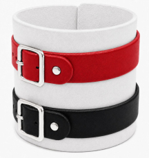 Weißes Echtleder-Armband von LWPH mit zwei Lederriemen rot und dunkelblau mit Rollschnallen – geschlossen
