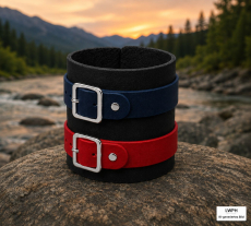 Schwarzes Echtleder-Armband in der Natur mit zwei Lederriemen in dunkelblau und rot – geschlossen