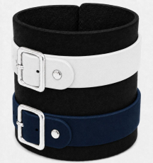 Schwarzes Echtleder-Armband von LWPH mit zwei Lederriemen in weiß und dunkelblau – geschlossen mit Rollschnallen
