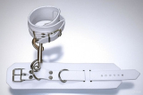 weiße Premium Echtleder-Fußfesseln mit D-Ring & Doppelkarabiner