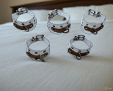 Transparente Handfesseln mit D-Ring, Ziernieten & schwarzen Leder-Accessoire – Modell "Durchsicht" und Schnallenverschluss