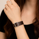 Das dunkelbraune Armband ist mit einer silberfarbenen Metallschnalle (Rollschnalle) und passender Schlaufe ausgestattet