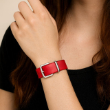 Das rote Armband ist mit einer silberfarbenen Metallschnalle (Rollschnalle) und passender Schlaufe ausgestattet