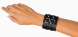 Extra breites Echtleder-Armband Schwarz–Schwarz am Handgelenk einer Frau – mit zwei parallel verlaufenden Lederriemen und silberfarbenen Rollschnallen.