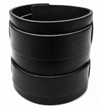 Geschlossenes schwarzes Lederarmband mit etwa 5 cm breitem Grundkörper und zwei parallel um das Armband verlaufenden schwarzen Lederriemen.