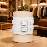 Handgefertigtes weißes Echtleder-Armband mit zwei Lederriemen und silberfarbenen Rollschnallen – stilvoll im Modegeschäft präsentiert.