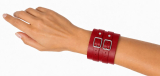 Extra breites Echtleder-Armband rot-rot am Handgelenk einer Frau – mit zwei parallel verlaufenden Lederriemen und silberfarbenen Rollschnallen.