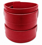 Geschlossenes rotes Lederarmband mit etwa 5 cm breitem Grundkörper und zwei parallel um das Armband verlaufenden schwarzen Lederriemen.